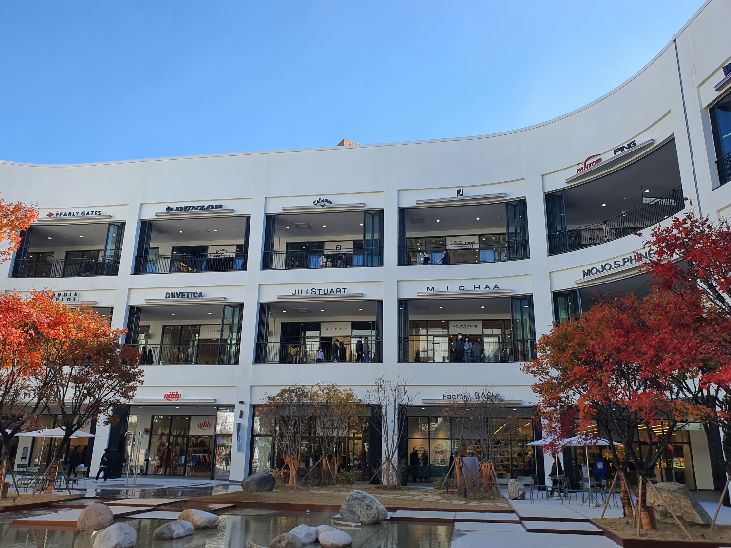 EZ FOLDADOOR COMMERCIAL OUTLET MALL TRANSFORMATION by EZ FOLDADOOR